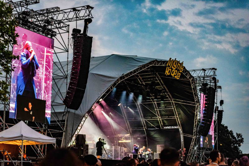 MartinAudio Mighty Hoopla side stage